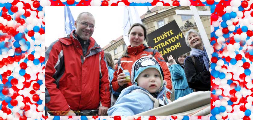 Dobře utajený protest. Obyčejní rodiče, které trápí legální vraždění. Tisíce bílých křížů v centru Prahy. I Tomio (bez Úsvitu) bojuje za nenarozené. Průmyslově zabíjení nekřičí