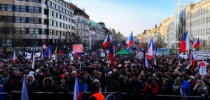 Nepodvolení opět promluvili: Blíží se pokličková revoluce? Praha bouří - stejně jako Vídeň a další evropská města. Tisíce demonstrantů před Babišovou a Vojtěchovou Strakovkou. Přidali se už i policisté a hasiči